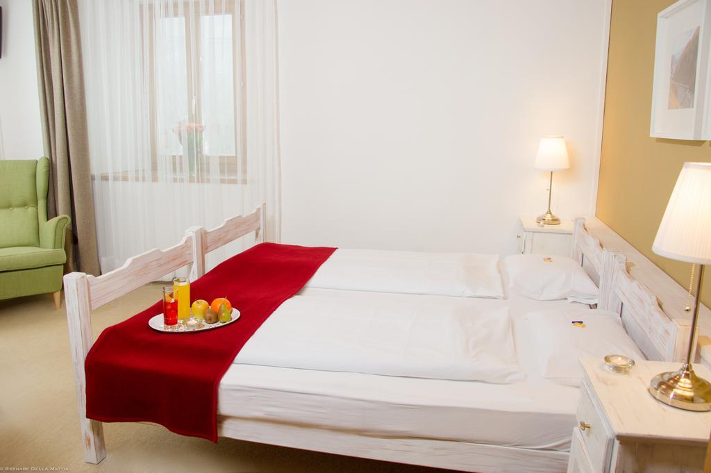 Hotel Veduta Cinuos-Chel ภายนอก รูปภาพ